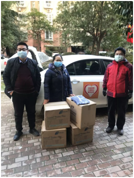 (图为冯先成老师在捐赠物资)